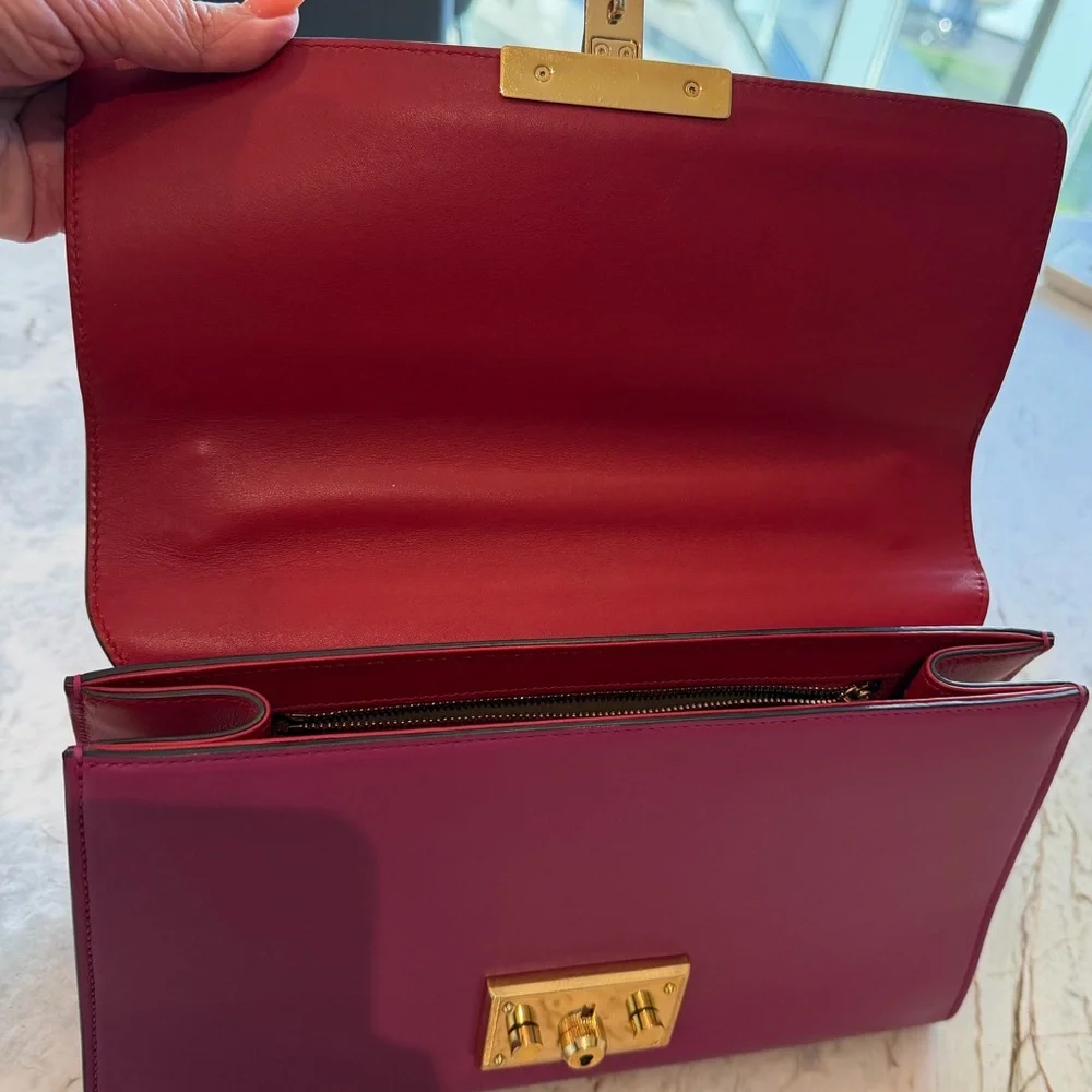 Gucci Padlock Leather Elegant Shoulder or Crossbody Bag